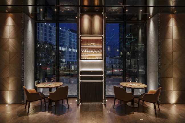 ristorante giapponese milano pavimento e rivestimento legno pannelli di vetro