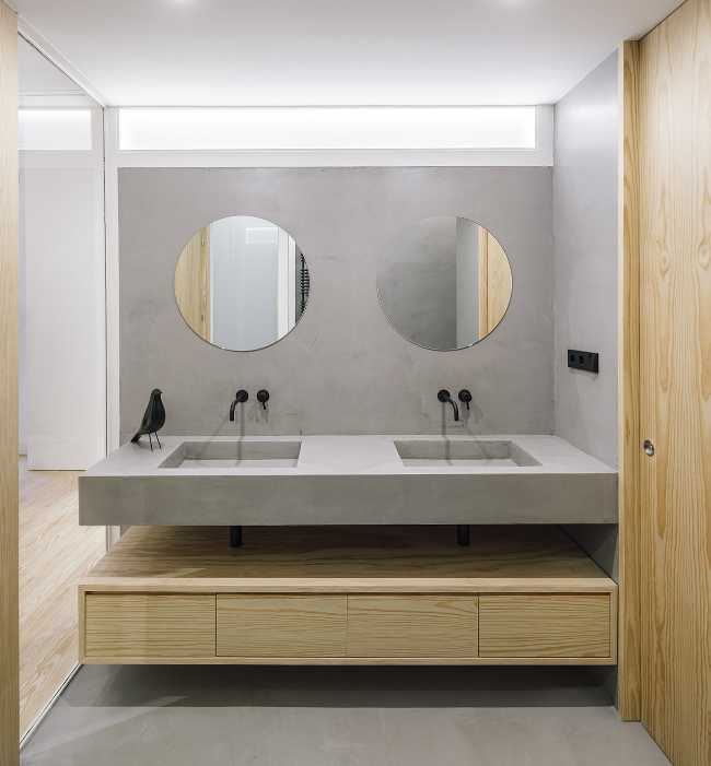 Cuarto de baño gris y madera