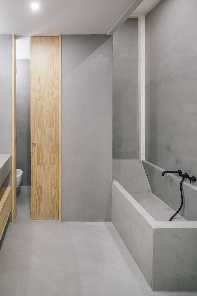 Cuarto de baño gris y madera