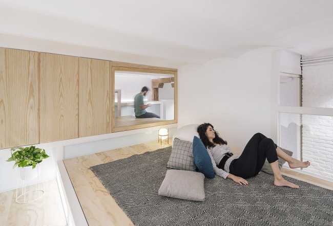 Altillo con almohadas y alfombra