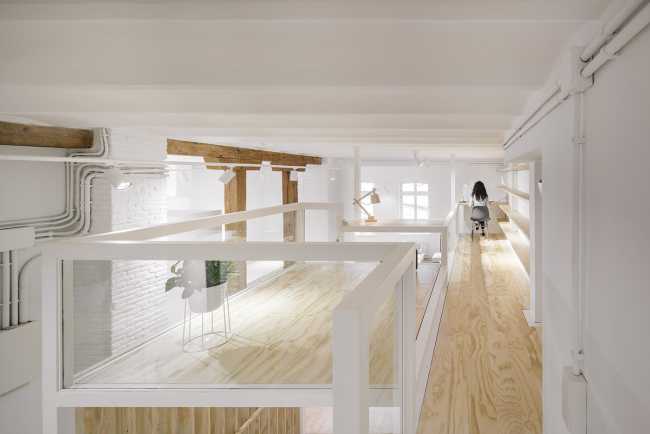 Loft blanco y madera con altillo