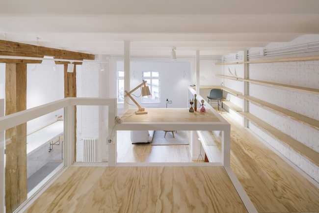 Loft blanco y madera con altillo