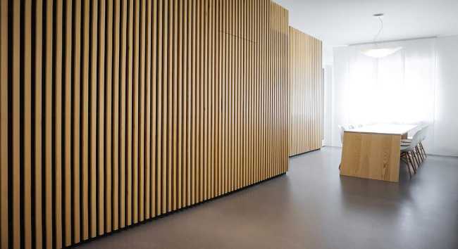 Interno appartamento con listelli di legno