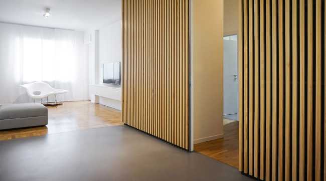 Interno appartamento con listelli di legno