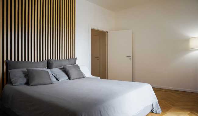 Testiera del letto in lestelli di legno