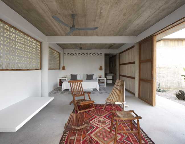 Holiday home in concrete and wood