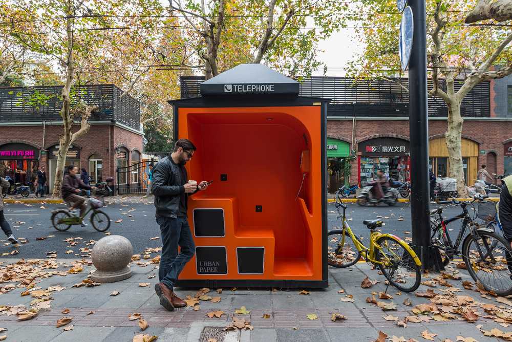 decoración urbana cabina de teléfono renovación de la sesión wifi usb naranja