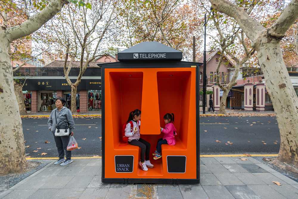 decoración urbana cabina de teléfono renovación de la sesión wifi usb naranja
