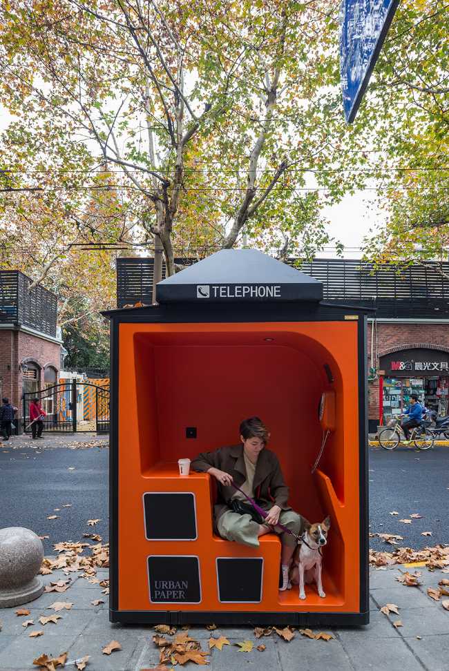 decoración urbana cabina de teléfono renovación de la sesión wifi usb naranja