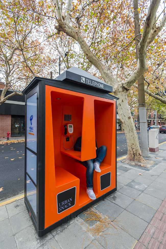 decoración urbana cabina de teléfono renovación de la sesión wifi usb naranja