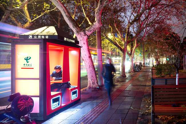decoración urbana cabina de teléfono renovación de la sesión wifi usb naranja