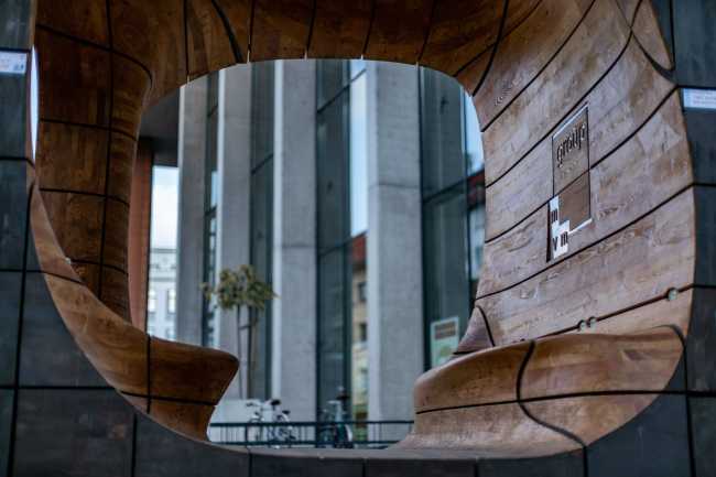 Asientos de madera en una caja