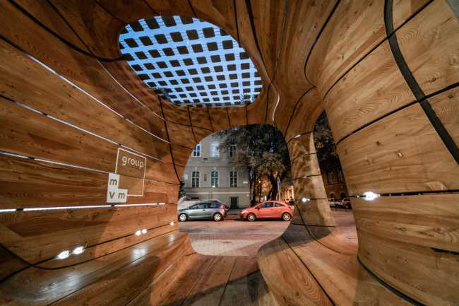 Asientos de madera en una caja