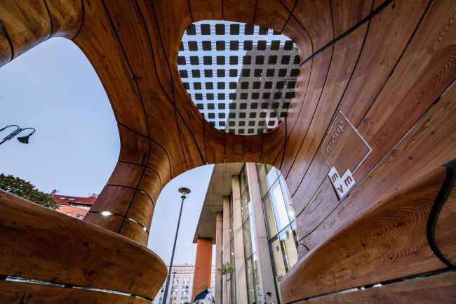 Asientos de madera en una caja