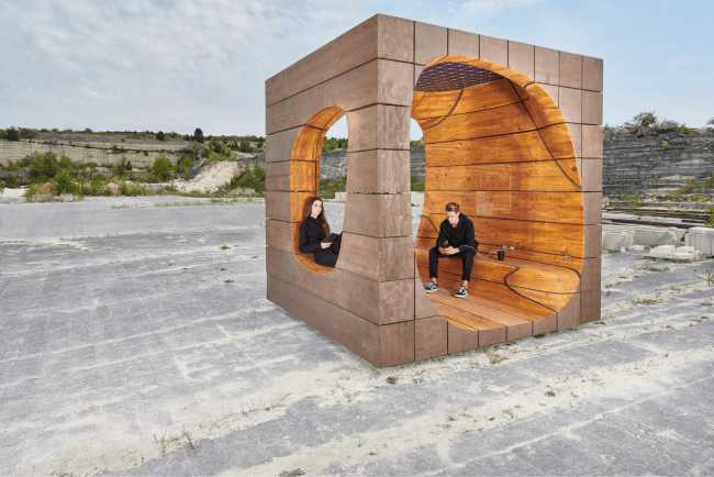 Asientos de madera en una caja