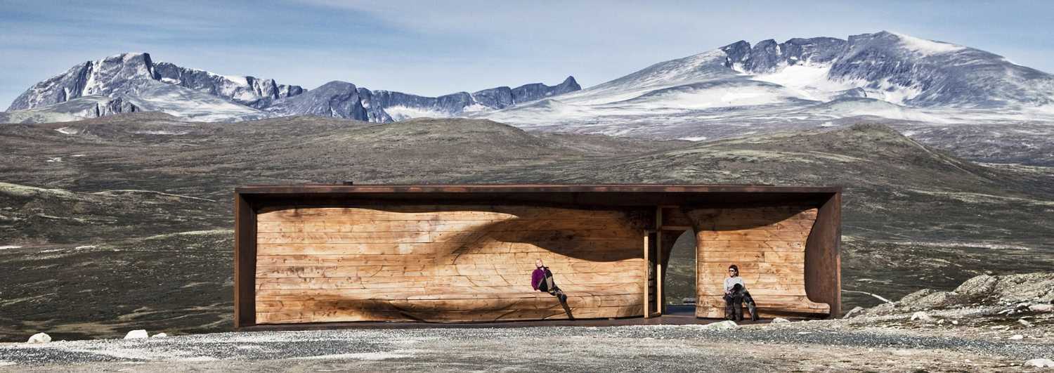 Padiglione in legno tra le montagne