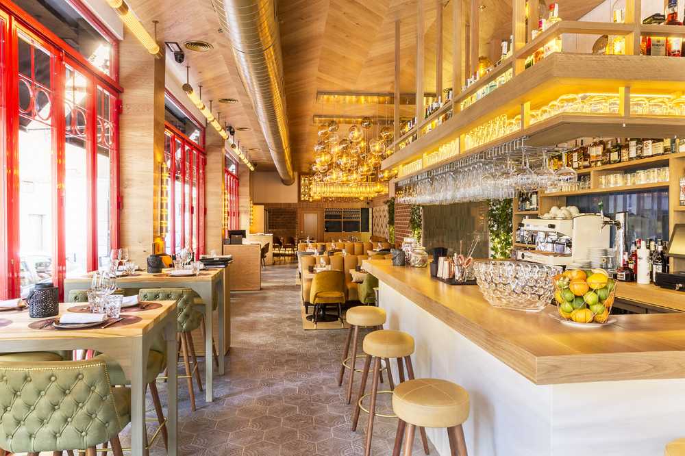 Restaurant entre couleur et tradition. L'entrelacement des matériaux rend l'espace unique