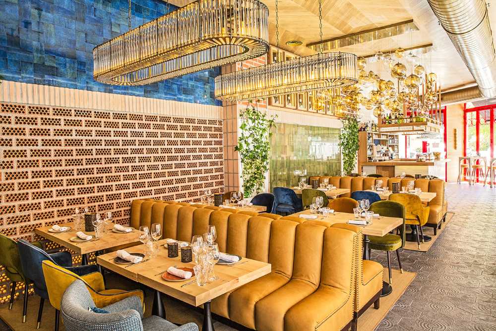 Restaurant entre couleur et tradition. L'entrelacement des matériaux rend l'espace unique