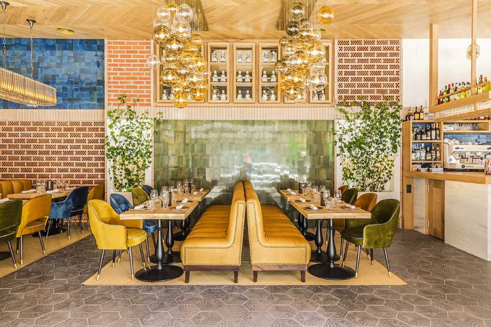 Restaurant entre couleur et tradition. L'entrelacement des matériaux rend l'espace unique
