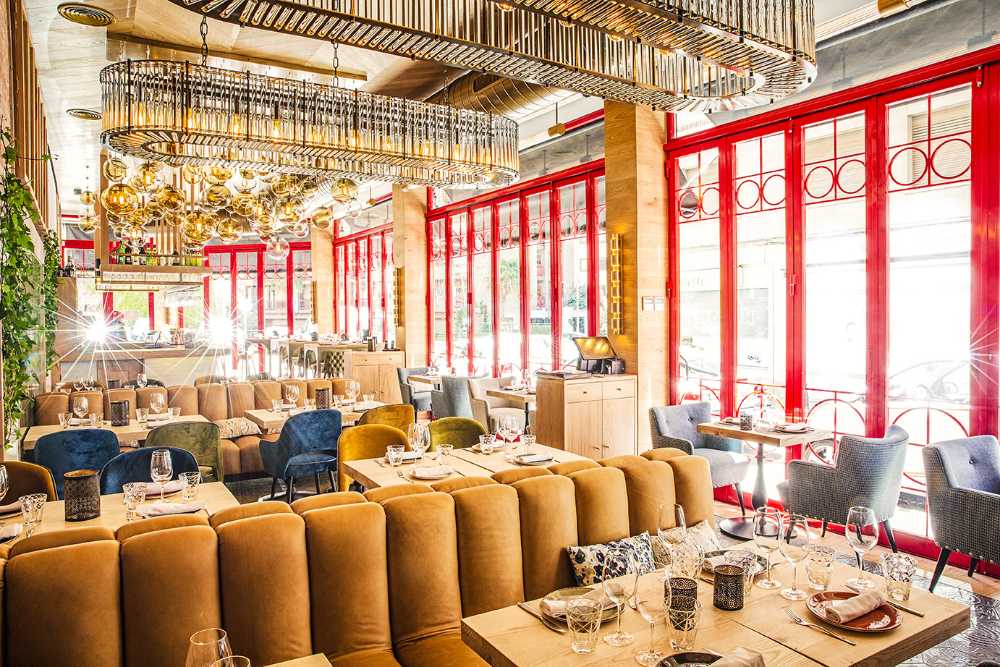 Restaurant entre couleur et tradition. L'entrelacement des matériaux rend l'espace unique