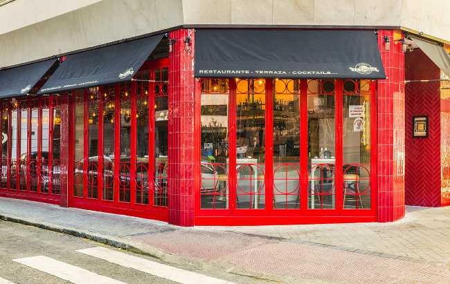 Restaurant entre couleur et tradition. L'entrelacement des matériaux rend l'espace unique
