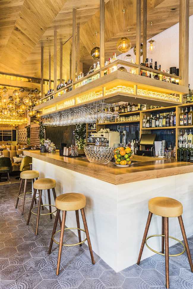 Restaurant entre couleur et tradition. L'entrelacement des matériaux rend l'espace unique