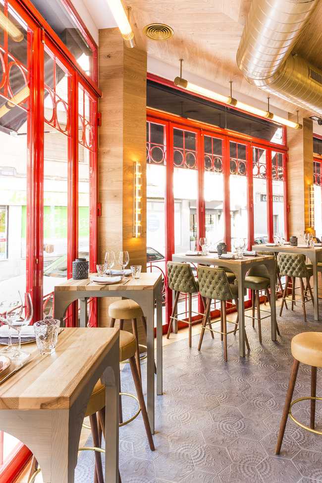 Restaurant entre couleur et tradition. L'entrelacement des matériaux rend l'espace unique