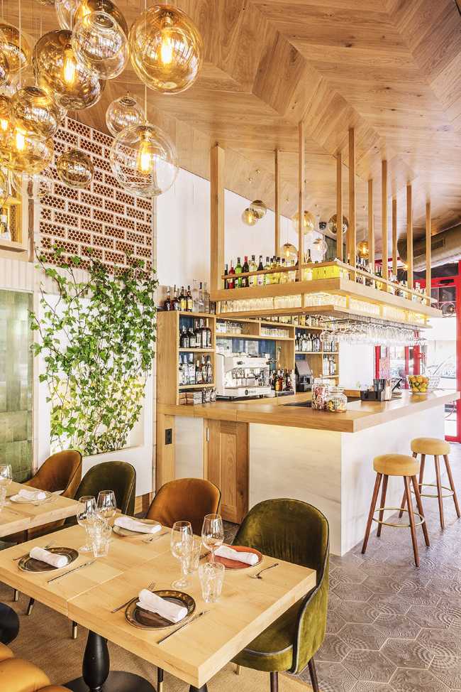 Restaurant entre couleur et tradition. L'entrelacement des matériaux rend l'espace unique