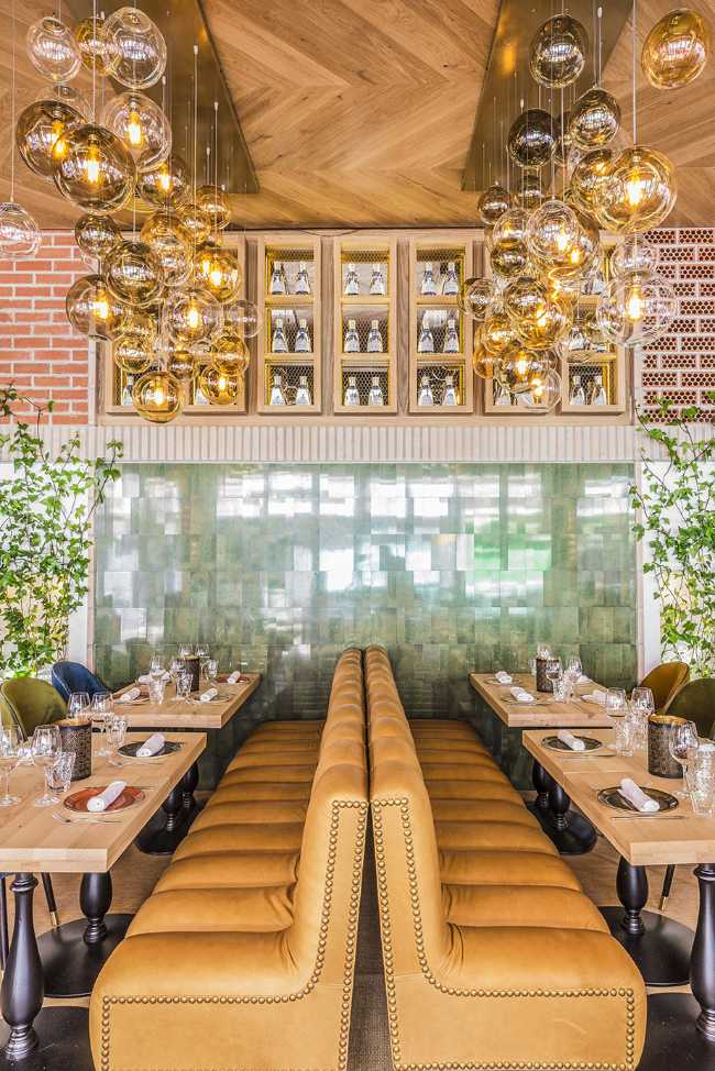 Restaurant entre couleur et tradition. L'entrelacement des matériaux rend l'espace unique