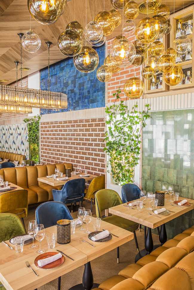 Restaurant entre couleur et tradition. L'entrelacement des matériaux rend l'espace unique