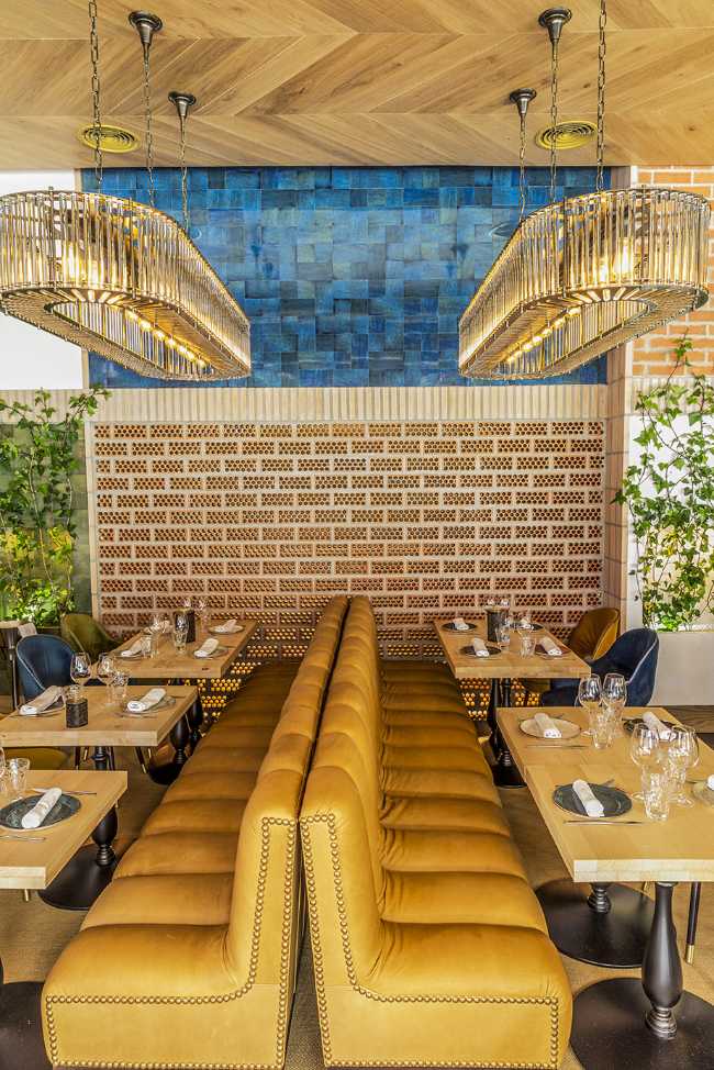 Restaurant entre couleur et tradition. L'entrelacement des matériaux rend l'espace unique