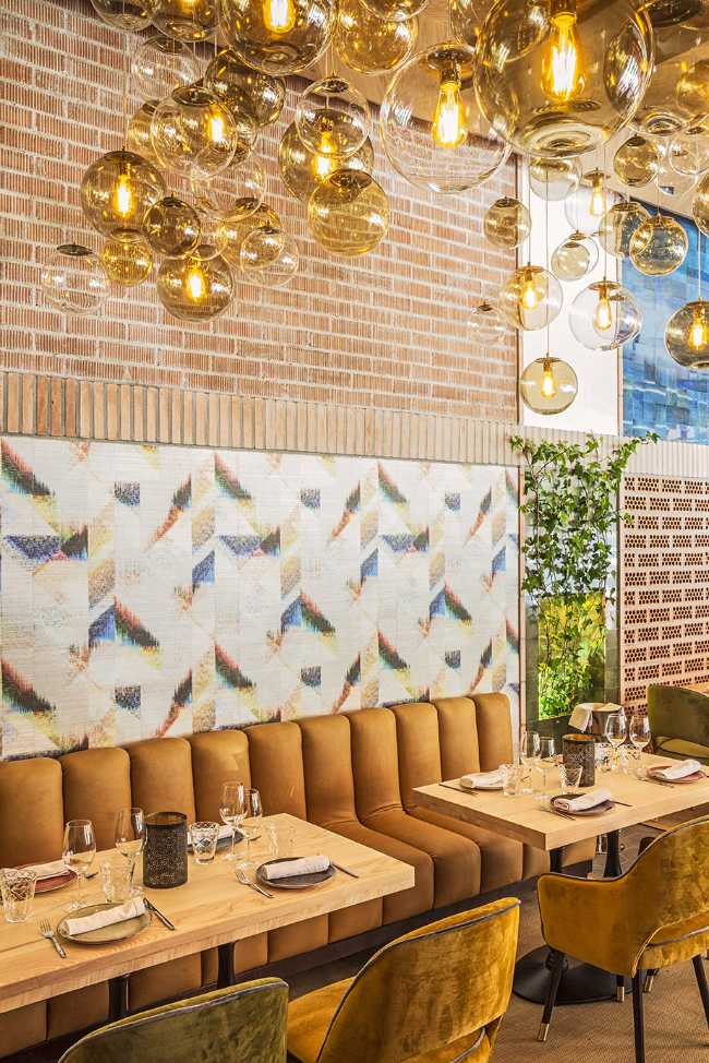 Restaurant entre couleur et tradition. L'entrelacement des matériaux rend l'espace unique