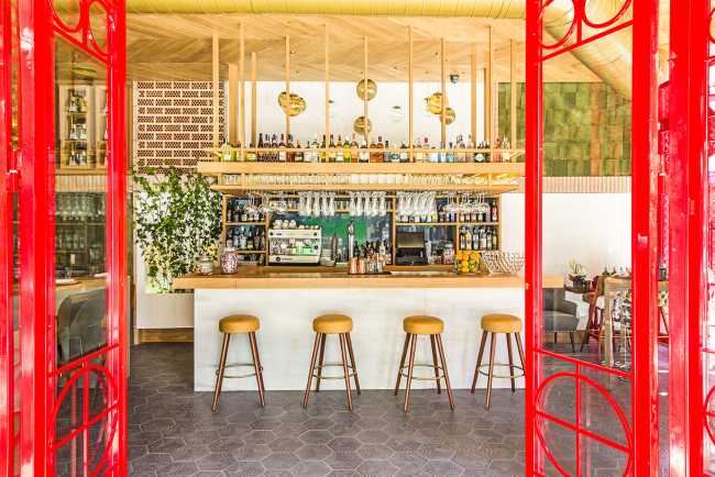 Restaurant entre couleur et tradition. L'entrelacement des matériaux rend l'espace unique