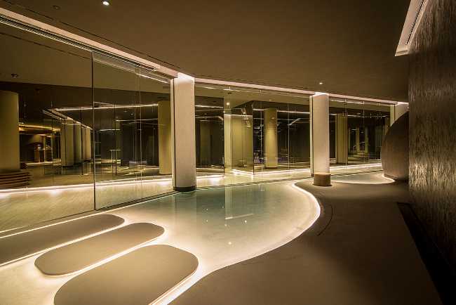lounge spa vetrata e retroilluminazione led