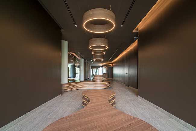 spa piscina termale interna vetrata e rivestimento legno soffitto