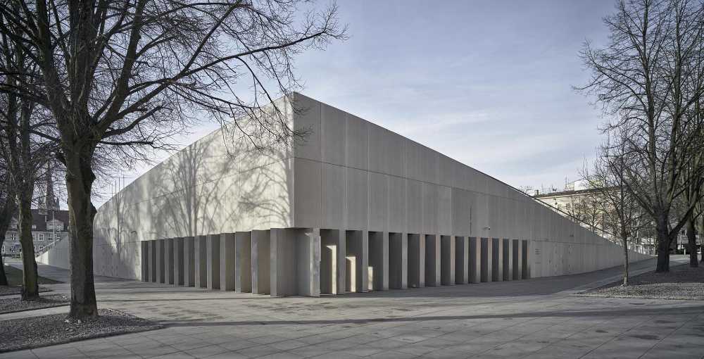 Musée et place urbaine en Pologne. L'architecture suit la topographie en créant une troisième dimension