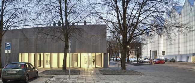 musée entrée place urbaine revêtement en céramique
