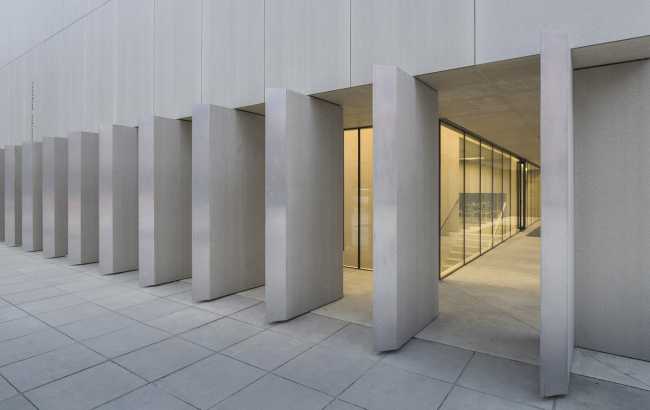 musée porche entrée vitrée revêtement en céramique