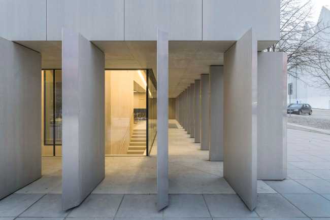 musée porche entrée vitrée revêtement en céramique