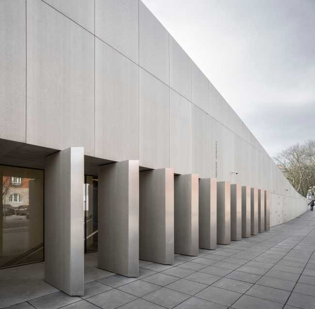 musée porche entrée vitrée revêtement en céramique