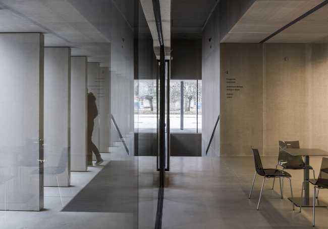 musée porche entrée vitrée revêtement en céramique