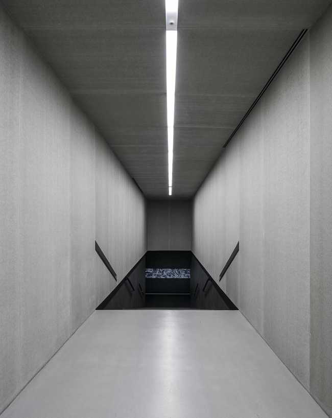 musée entrée escalier revêtement en céramique gris éclairage