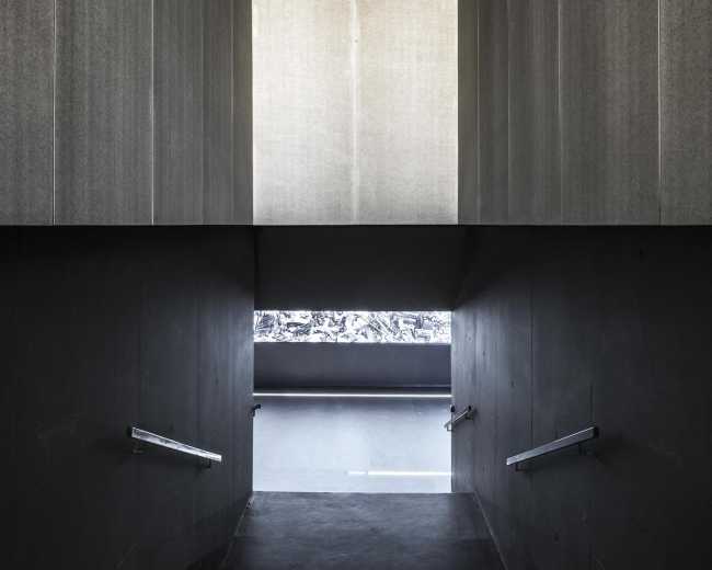 musée entrée escalier revêtement en céramique gris éclairage