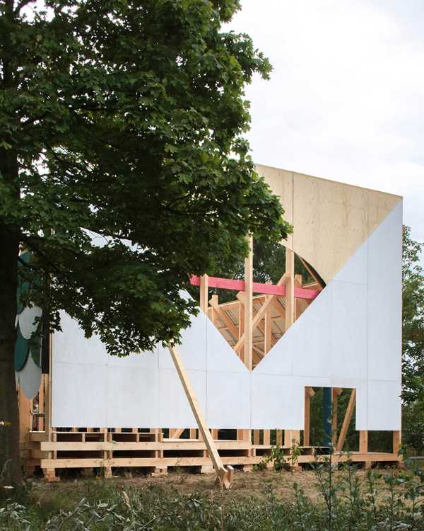 Local wood structure open to interpretation. Between a stage, a room ...