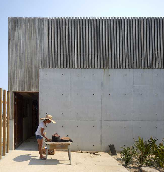 Villa in cement and wood
