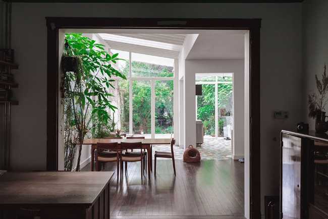 Interior vivienda con techo acristalado