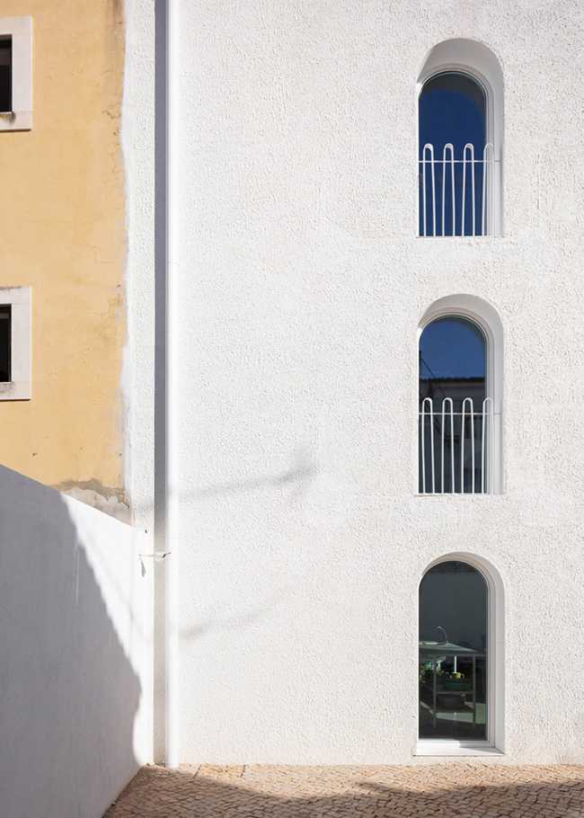 Facade with arched window