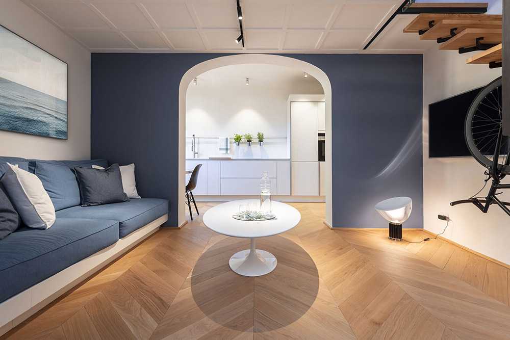 Apartment with arch