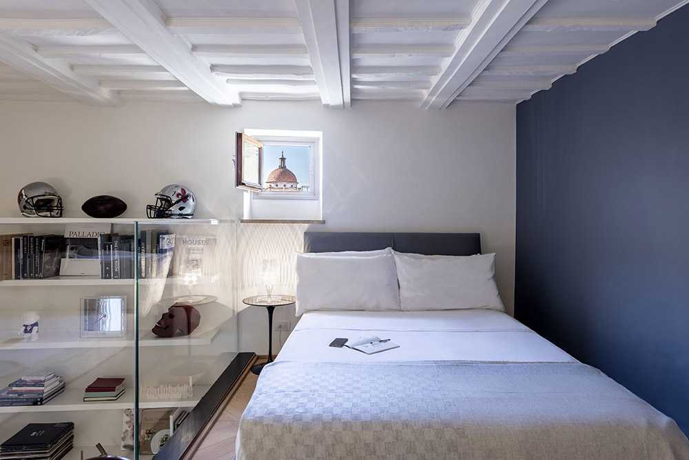 Apartment with arch