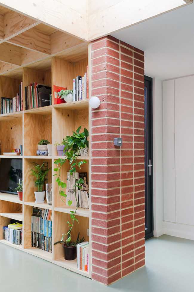 Estante de madera y ladrillos